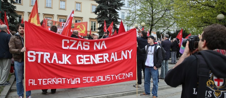 "Polska dla wszystkich, nie tylko dla bogatych" - pod takim hasłem manifestuje w Warszawie Ruch Sprawiedliwości Społecznej. Manifestujący domagają się m.in. przed reprywatyzacją.