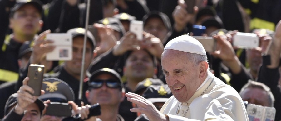 Papież Franciszek zaapelował o przerwanie działań wojennych w Syrii. Podczas spotkania z wiernymi na południowej modlitwie w Watykanie mówił o tragicznej sytuacji w mieście Aleppo, gdzie w niedawnym ataku na szpital zginęło kilkadziesiąt osób. Pozdrowił też obecnych na placu Świętego Piotra przedstawicieli włoskiego stowarzyszenia Meter, walczącego od 1989 roku z pedofilią i z wszelkim wykorzystywaniem dzieci. 