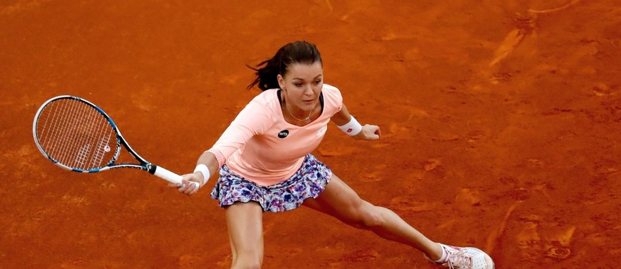 Rozstawiona z numerem pierwszym Agnieszka Radwańska przegrała ze Słowaczką Dominiką Cibulkovą 4:6, 7:6 (7-3), 3:6 w meczu 1. rundy tenisowego turnieju WTA w Madrycie.