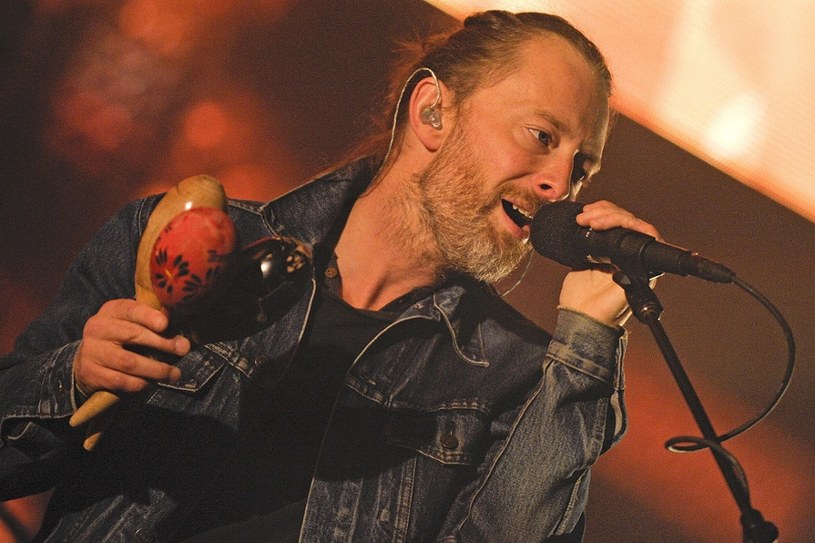 Dzień po tym jak wybrani fani otrzymali od grupy Radiohead tajemnicze pocztówki zawierające czarno-biały rysunek i tytuł "Burn the Witch", zespół postanowił "wyczyścić" swoje konta w mediach społecznościowych. 