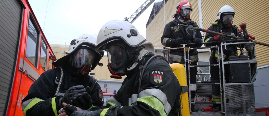 Groźny pożar w Rydułtowach w Śląskiem. Ogień pojawił się w mieszkaniu 80-letniej niepełnosprawnej kobiety. 