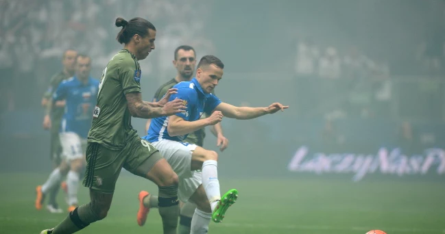 Zawodnik Legii Warszawa Aleksandar Prijović (L) i Tomasz Kędziora (P) z Lecha Poznań