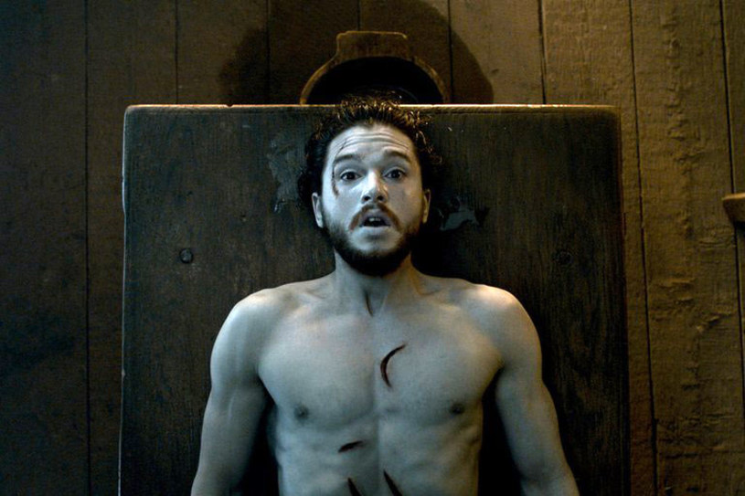 Kit Harington przeprosił fanów "Gry o tron" za kłamstwo dotyczące ekranowych losów jego bohatera - Jona Snowa.