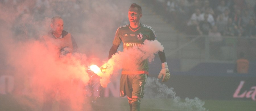 Sześć osób zostało zatrzymanych po incydentach na poniedziałkowym meczu finału Pucharu Polski na Stadionie Narodowym w Warszawie. W trakcie spotkania pseudokibice Lecha Poznań, który mierzył się z warszawską Legią, odpalali race i wrzucali je na płytę boiska. Mecz przerywano dwukrotnie.