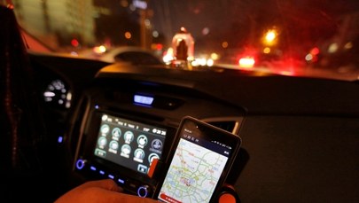 Młodzi za kierownicą: piszą SMS-y, robią selfie. Ten sondaż budzi grozę