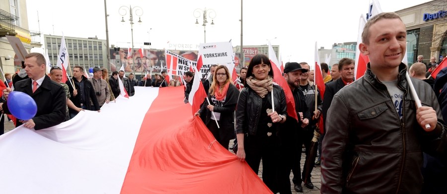 Działacze oraz zwolennicy Kukiz’15 przeszli przez centrum Kielc w manifestacji pod hasłem "Chcemy nowej konstytucji”. Poseł Piotr Liroy-Marzec zwracał uwagę, że obecna ustawa zasadnicza nie spełnia swojej głównej roli – ochrony obywatela.