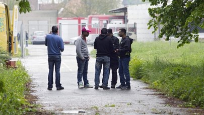 Starcia w Paryżu podczas ewakuacji migrantów. Zakapturzeni manifestanci rzucali race