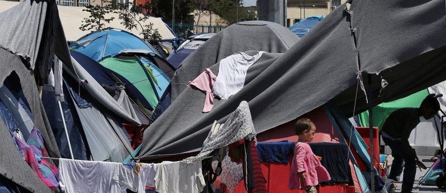 Komisja Europejska zaproponuje w środę reformę zasad azylowych, która wprowadzi stały system dystrybucji uchodźców, uruchamiany w kryzysowej sytuacji. Ma też umożliwić krajom niechętnym przyjmowaniu migrantów "wykupienie się" z tego obowiązku na pewien czas.