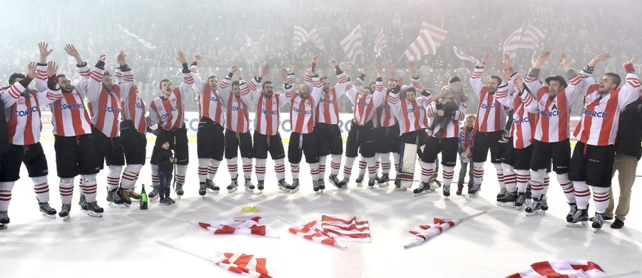 Z wicemistrzem Czech Spartą Praga i piątą drużyną sezonu zasadniczego w lidze szwedzkiej Färjestad Karlstad zmierzą się hokeiści Comarch Cracovii w fazie grupowej Hokejowej Ligi Mistrzów. Losowanie odbyło się we wtorek w Zurychu. Będzie to pierwsza edycja Champions Hockey League, w której wystąpi mistrz Polski - stało to się możliwe dzięki przyznaniu najlepszej drużynie naszego kraju w sezonie 2015/16 tzw. dzikiej karty.
