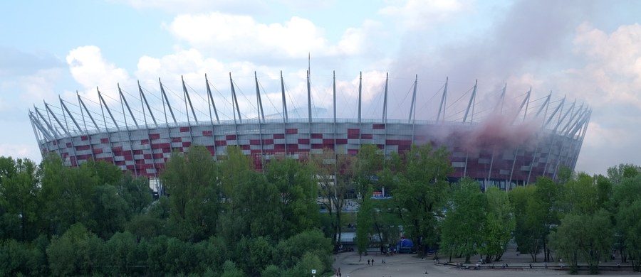 Nawet 100 tysięcy złotych mogą wynieść straty po poniedziałkowym finale Pucharu Polski na Stadionie Narodowym, w którym zmierzyły się Legia Warszawa i Lech Poznań - ustalił reporter RMF FM Grzegorz Kwolek. Na stadionie trwa ocenianie zniszczeń, a raport w tej sprawie jeszcze dziś zostanie przekazany organizatorowi - Polskiemu Związkowi Piłki Nożnej. Jak dowiedział się nasz dziennikarz, jest też już pierwsza kara za rozróby podczas meczu: Tomasz H. za wtargnięcie na teren imprezy bez biletu został ukarany 4000 złotych grzywny i trzyletnim zakazem wstępu na imprezy masowe.