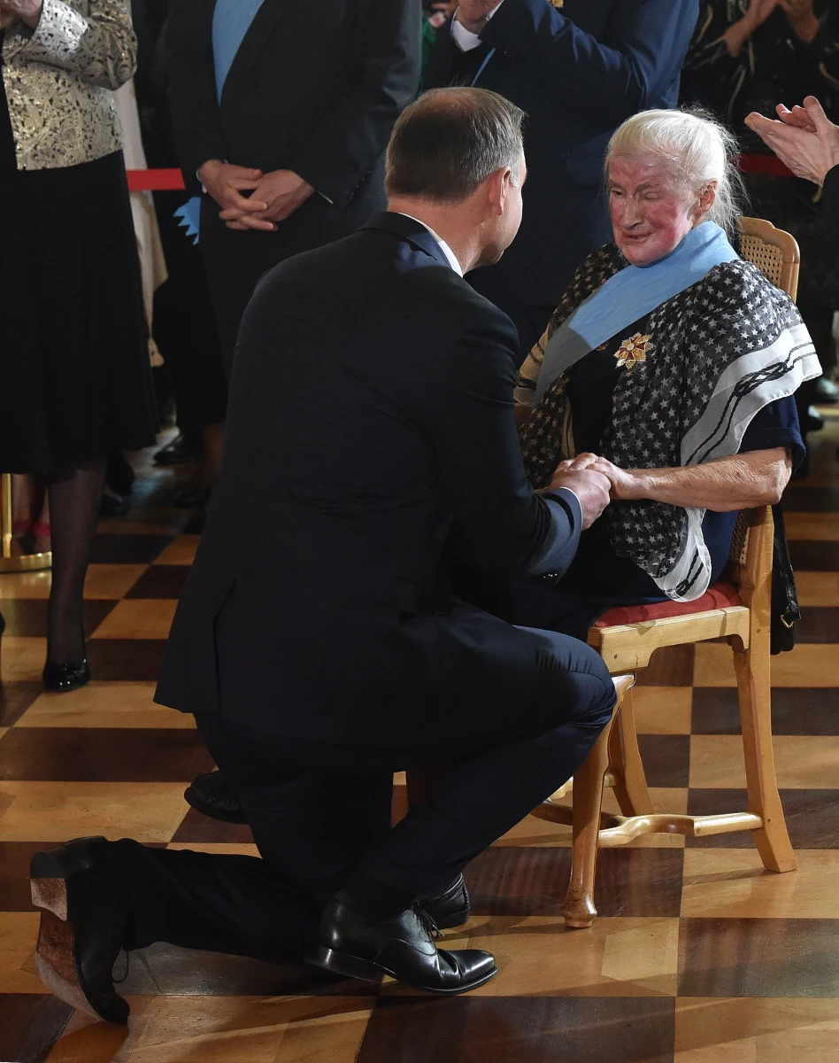 Wczoraj z rąk prezydenta Andrzeja Dudy otrzymała Order Orła Białego. Jest też honorowym obywatelem Lublina i kilku innych miast, ale radni Krakowa i kuria krakowska wciąż jej docenić nie chcą.