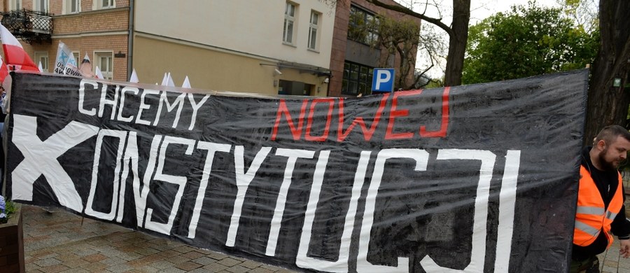 Jeśli PiS chce pracować nad projektem konstytucji państwa autorytarnego, to my w tym brać udziału nie będziemy - mówili w środę posłowie PO. Po raz kolejny zwrócili się o zaprzysiężenie 3 sędziów TK wybranych w poprzedniej kadencji Sejmu i publikację orzeczeń Trybunału.