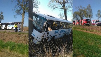 Wypadek autobusu w Warmińsko-Mazurskiem. 10 osób jest rannych