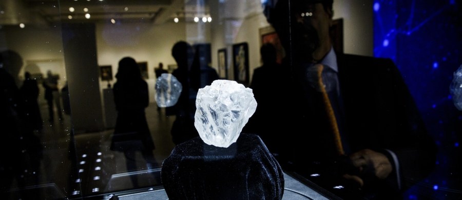 Olbrzymi diament, wielkości piłeczki tenisowej, który może osiągnąć cenę ponad 70 milionów dolarów, pojawi się na aukcji w domu Sotheby's w Londynie w ostatnich dniach czerwca - podał w środę dom aukcyjny.