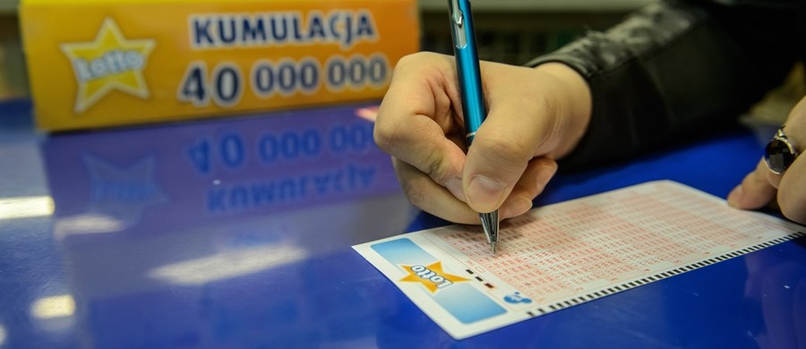 Emocje rosną, bo żaden z graczy nie trafił we wtorek "szóstki" w Lotto. Właśnie dlatego w puli na najwyższe wygrane w tej grze może znaleźć się dzisiaj nawet 40 000 000 złotych! Gdyby w takiej sytuacji padła tylko jedna "szóstka", to zapewne mielibyśmy do czynienia z nowym rekordem wysokości wygranej w Lotto.