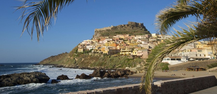 Niecodzienna okazja na włoskiej Sardynii: domy w dwóch tamtejszych miejscowościach sprzedawane są po… 1 euro! Celem inicjatywy, wspieranej finansowo przez władze regionu, jest zaludnienie pustoszejących miasteczek i wyremontowanie budynków, które niszczeją.