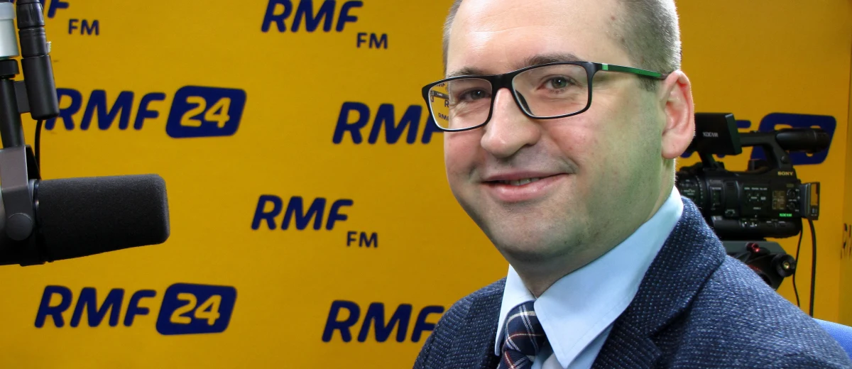 „Propozycja pana Junckera i pani Bieńkowskiej jest jedną z najbardziej kuriozalnych, jaka wyszła z Brukseli w ostatnich latach. Może mieć bardzo negatywne skutki polityczne” – mówi o propozycji Komisji Europejskiej w sprawie uchodźców gość Kontrwywiadu RMF FM, wicemarszałek Senatu Adam Bielan. Zakłada ona, że kraje Unii, które nie będą chciały przyjmować uchodźców, będą musiały zapłacić karę. „Mam nadzieję, że Donald Tusk i inne kraje będą walczyć, żeby tak głupie pomysły Bieńkowskiej i Junckera nie weszły w życie” – komentuje gość RMF FM. Jego zdaniem Elżbieta Bieńkowska „nie radzi sobie z blokowaniem bardzo złych projektów”. „Nie zamierzamy wychodzić z Unii, ale nie oznacza to, że nie mamy własnego zdania na temat tego, jak UE powinna wyglądać” – mówi Adam Bielan.