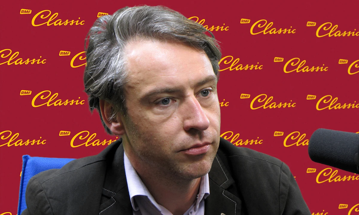 "Konstytucja jest dobra. Jest aktem nowoczesnym. Była przyjmowana z wizją wejścia Polski do Unii Europejskiej i uczestniczeniem Polski w organizacjach międzynarodowych. Konstytucja jako fundament im rzadziej jest zmieniana, tym lepiej" - mówi gość "Dania do Myślenia" w RMF Classic, konstytucjonalista i prawnik z UW prof. Robert Grzeszczak. Dodaje, że przez lata trwał proces przyzwyczajania sędziów, żeby orzekali na podstawie konstytucji bezpośrednio, żeby nie szukali ustawy, która jest uszczegółowieniem. "Zwolennicy zmiany konstytucji będą szukać usprawiedliwienia i podstawy do tej zmiany. Pytanie jest tak naprawdę, dlaczego mamy zmieniać tę konstytucję?" - mówi ekspert. Jego zdaniem czeka nas pewna zmiana zapisów gdy wejdziemy do strefy euro. "Konstytucja to nie jest miejsce na wpisywanie wszystkiego, co politykom wydaje się, że tu i teraz jest właściwe, albo przydałoby się, żeby zdobyć kolejne punkty wyborcze" - ocenia gość RMF Classic. Dodaje, że "najlepiej napisana konstytucja, która będzie dokumentem bliskim ideału i tak będzie zepsuta, jeżeli praktyka będzie szła swoją drogą". 