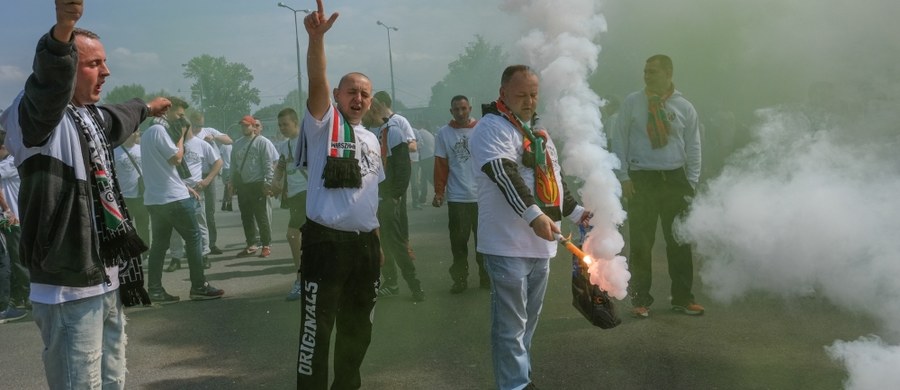 Zniszczenia na Stadionie Narodowym po finale Pucharu Polski Lech-Legia są znacznie większe niż wynikało z początkowych ustaleń - dowiedział się nasz reporter Grzegorz Kwolek. Już teraz wiadomo, że  przekroczą podawane wcześniej sto tysięcy złotych. Operator stadionu podliczył wszystkie szkody i przekazał swój raport do PZPN. Straty Stadionu Narodowego po finale Pucharu Polski będą musiały pokryć Lech i Legia – to ustalenia reportera RMF FM Patryka Serwańskiego. 