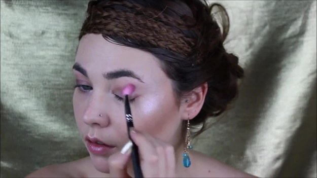 YouTuberka i wizażystka Anastasia Stacie Vanelli krok po kroku odtwarza makijaż złej królowej Ravenny z filmu "Łowca i Królowa Lodu".