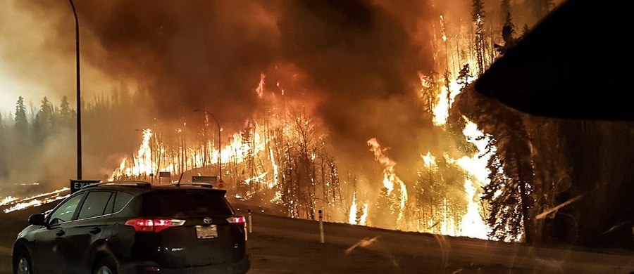 Stan wyjątkowy ogłosiły władze kanadyjskiej prowincji Alberta w związku z olbrzymim niekontrolowanym pożarem lasów, który zmusił do ewakuacji ponad 80 tysięcy mieszkańców Fort McMurray. Ostrzeżono, że ogień może zniszczyć znaczną część miasta.