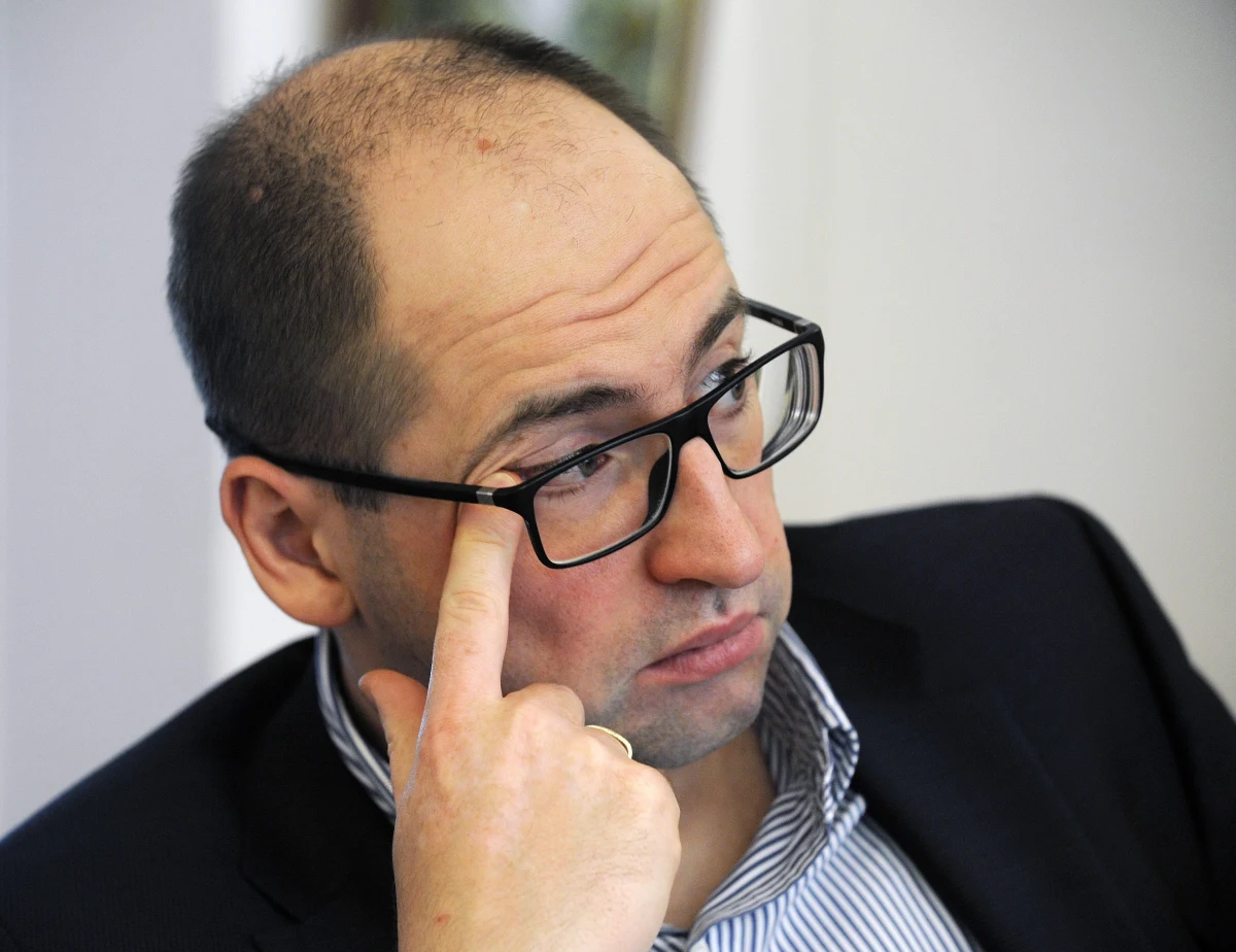 "Nie wiem, czy można mówić o katastrofie w momencie, kiedy PiS tak zdecydowanie góruje nad wszystkimi partiami. Bardzo trudno synchronizować działania klubu parlamentarnego w Sejmie i Senacie i rządu w sytuacji, w której PiS nie ma tak przychylnych mediów, jak PO" - mówi, pytany przez słuchaczy o "katastrofę PiS w zakresie PR-u", gość Kontrwywiadu RMF FM wicemarszałek Senatu Adam Bielan. Jego zdaniem "Prawo i Sprawiedliwość ma pod górkę". Polityk pytany o rzecznik klubu PiS odpowiada, że Beata Mazurek jest rzecznikiem stosunkowo niedługo, a to bardzo trudna praca. "Trudno o trudniejszą pracę w Polsce. To jest bardzo stresujące" - uważa Bielan. "Jestem przekonany, że Beata Mazurek za rok, czy dwa będzie jeszcze lepszym rzecznikiem" - komentuje.