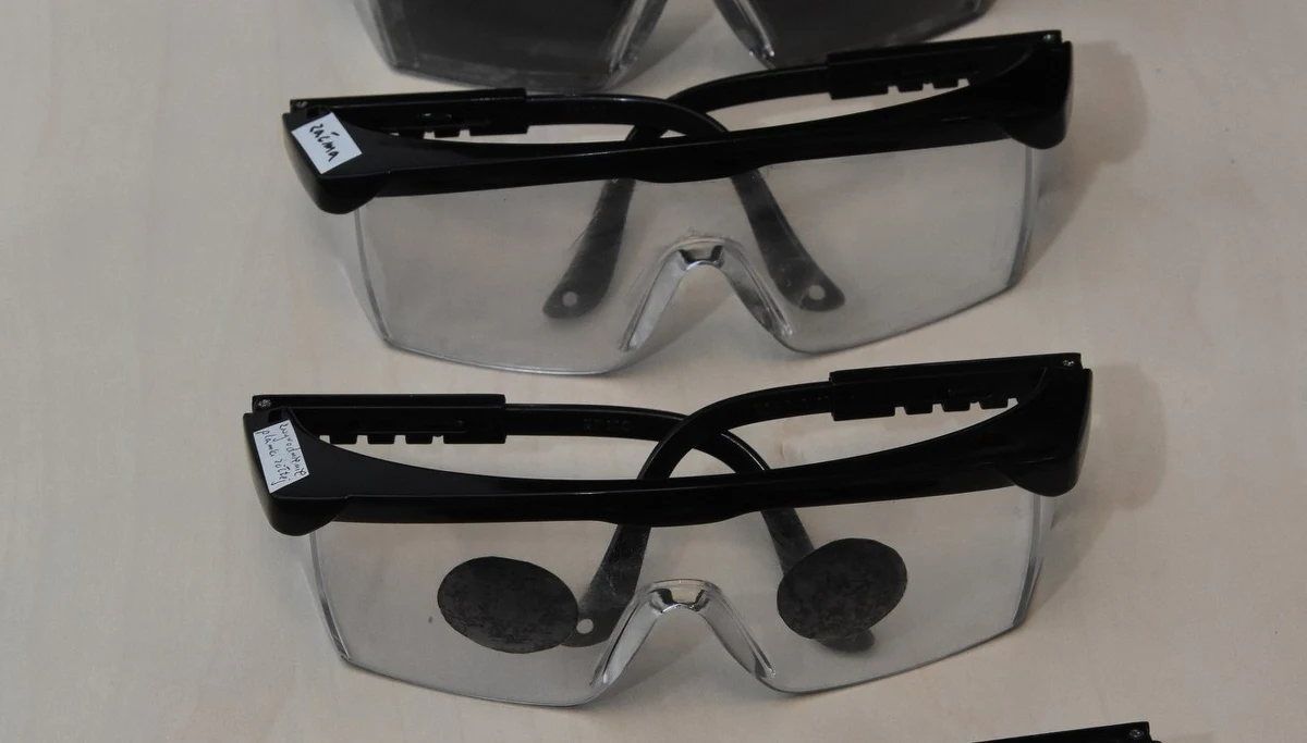 Nie lubią, kiedy ktoś przestawi im rzeczy w mieszkaniu, a podpisanie dokumentu w urzędzie to dla nich spora trudność. Niewidomi i słabowidzący na co dzień napotykają na wiele barier, których osoby zdrowe mogą nie rozumieć. W zobaczeniu jak wygląda świat z perspektywy osób z poważnymi chorobami wzroku pomagają specjalne gogle, które można było założyć w  Uniwersyteckim Centrum Klinicznym im. Prof. K. Gibińskiego przy ul. Ceglanej w Katowicach. 