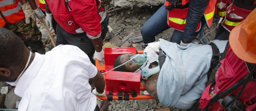 Ratownicy wyciągnęli żywą ciężarną kobietę z gruzów budynku mieszkalnego w stolicy Kenii Nairobi, który zawalił się 29 kwietnia na skutek ulewnych deszczów - poinformowali świadkowie. Według Reutersa w katastrofie zginęło co najmniej 36 osób.
Gdy ratownicy przenosili ranną kobietę do karetki, zebrany wokół tłum wiwatował i krzyczał z radości.