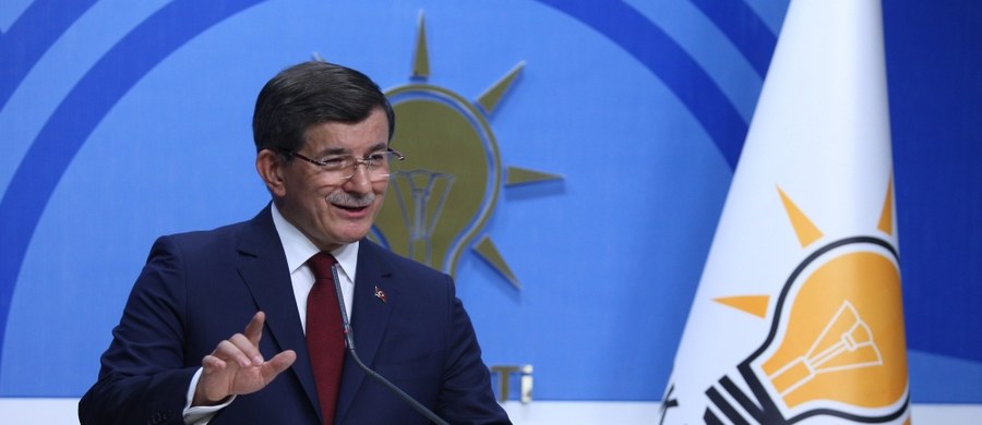 Premier Turcji Ahmet Davutoglu potwierdził, że na nadzwyczajnym kongresie 22 maja nie będzie się ubiegał o pozostanie na stanowisku przewodniczącego rządzącej Partii Sprawiedliwości i Rozwoju (AKP). Tym samym przestanie też być premierem.
