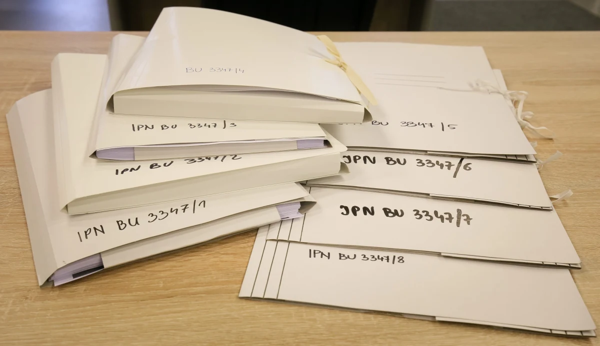 Kiedy będący w podeszłym wieku człowiek czuje już na karku oddech śmierci, refleksyjnie spogląda na całe swoje życie i dokonuje rachunku sumienia, nawet jeżeli długo pozostawało ono u niego w uśpieniu. Patrzy na dawne czyny z dystansem, nie szuka miałkich usprawiedliwień dla złych intencji, którymi kierował się za młodu i w wieku średnim, ani dla nieodpowiedzialnych decyzji podejmowanych wówczas z głupoty, oportunizmu, chęci zrobienia kariery.