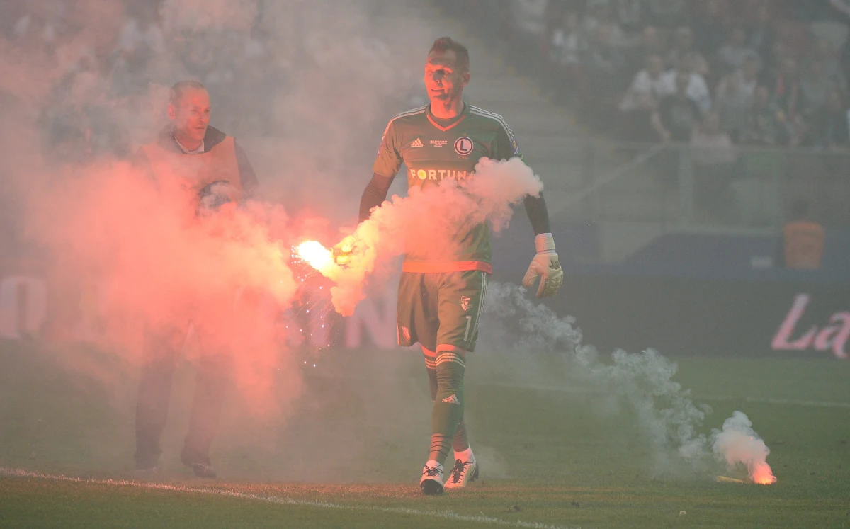 "Drakońska kara dla Lecha to grzywna i cały przyszły sezon w pucharze Polski grają bez publiczności, więc nie będą mieli wpływów z biletów. Ta kara może urosnąć do miliona złotych" - mówi gość "Dania do Myślenia" w RMF Classic, redaktor naczelny "Przeglądu Sportowego" Michał Pol. Chodzi o kary nałożone na Lecha Poznań i Legię Warszawa po finale Pucharu Polski – 250 tys. dla Lecha i roczny zakaz gry z udziałem publiczności, oraz 150 tys. dla Legii. "Takiej kary jeszcze w polskim futbolu nie było. To za rzucanie rac na murawę, co jest absolutnie niedopuszczalnie, haniebne i nie do obrony" - uważa ekspert. Dodaje, że race to nieodłączny element naszej kultury kibicowskiej. "Raczej nie należymy do świata zachodniego, który kibicuje zupełnie inaczej. W Hiszpanii np. klaszczą. U nas jest żywiołowy doping bez względu na to, co dzieje się na boisku" - mówi Pol. Pytany o wyeliminowanie rac odpowiada, że jest sceptyczny. "Kibice i tak wniosą te race. Wystarczy 10 odpalonych nielegalnie i będzie to jeszcze większym zagrożeniem" - uważa gość RMF Classic.