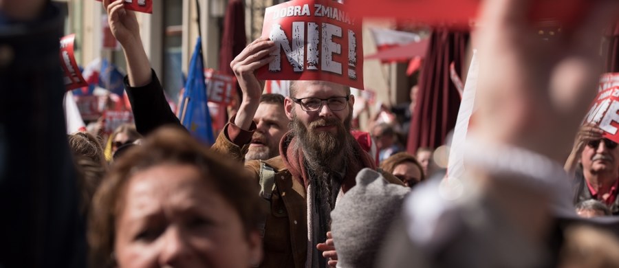 Przedstawiciele Platformy Obywatelskiej, Nowoczesnej, PSL oraz KOD apelowali o uczestnictwo w marszu poparcia dla obecności Polski w Unii Europejskiej, który przejdzie w sobotę ulicami Warszawy. Organizatorzy liczą na obecność tysięcy Polaków.