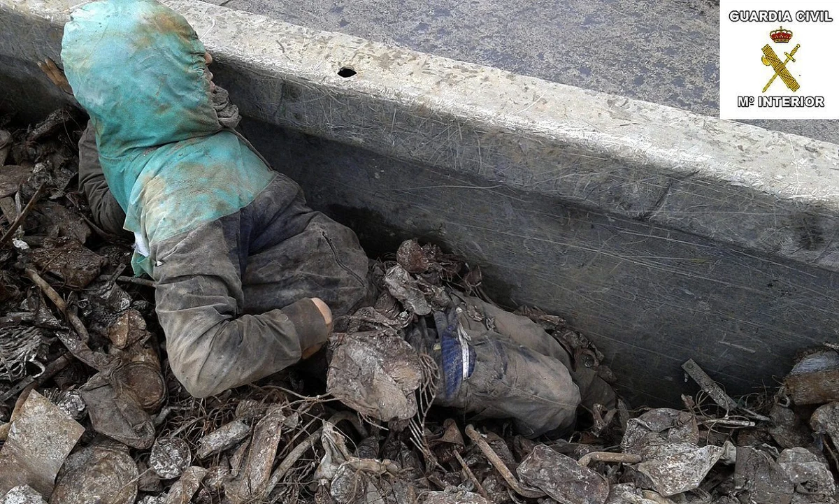 Hiszpańska gwardia cywilna udaremniła przemyt kilkudziesięciu nieletnich. Część młodych ludzi było ukrytych w kontenerze pod stertą złomu. Kontener był gotowy już do załadunku na statek, który miał odpłynąć z portu w Melilli, hiszpańskiej enklawie w Afryce Północnej. 