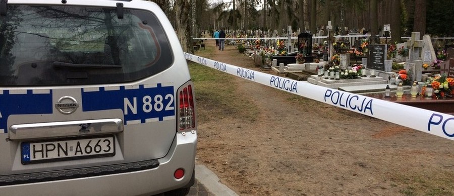 Broń, amunicję i materiały wybuchowe znaleziono w jednej z mogił na cmentarzu centralnym w Siedlcach. Na miejsce przyjechali saperzy. Nekropolię trzeba było zamknąć. 