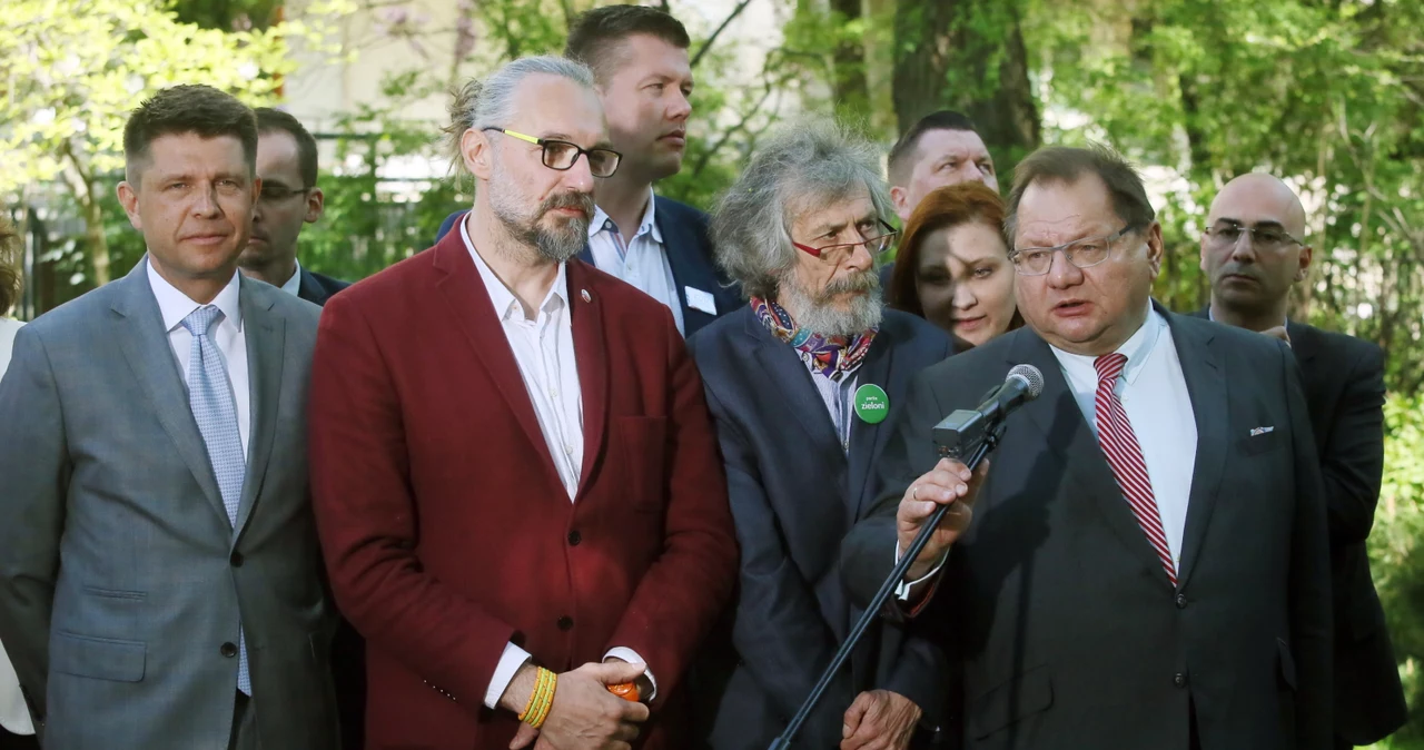 Szef Nowoczesnej Ryszard Petru (L), lider KOD Mateusz Kijowski (2L), Marek Kossakowski (C) z partii Zieloni, Paulina Piechna-Więckiewicz (3P) z SLD, polityk Ryszard Kalisz (2P) oraz koordynator KOD na Pomorzu Radomir Szumełda (P) 