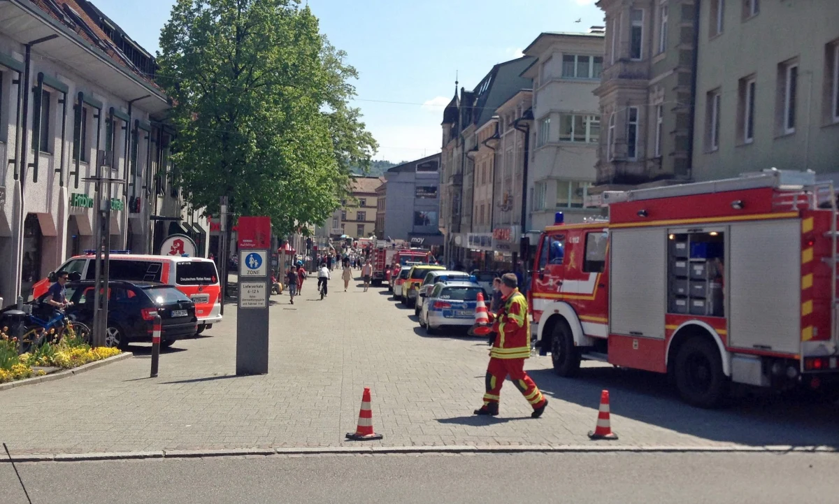 Do tego tragicznego zdarzenia doszło w niemieckiej miejscowości Bad Säckingen. 84-latek najwyraźniej pomylił pedały i jechał w grupę ludzi siedzących przy kawiarnianych stolikach rozstawionych na chodniku. Zginęły dwie osoby, a wiele zostało rannych.