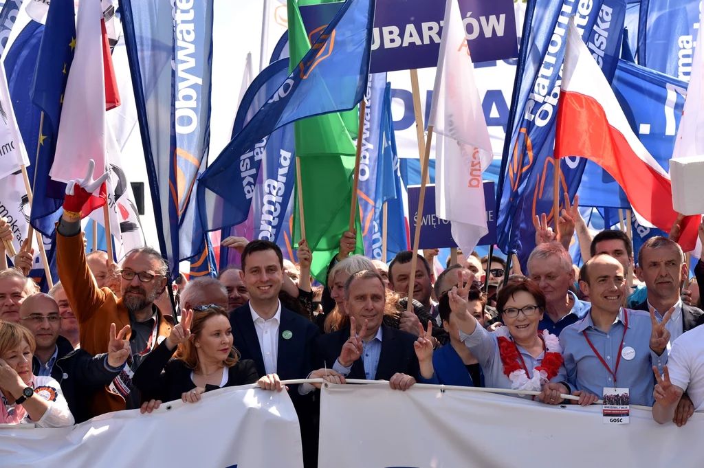 Lider KOD Mateusz Kijowski (3L), prezes PSL Władysław Kosiniak-Kamysz (5L), przewodniczący PO Grzegorz Schetyna (6L), poseł Po Borys Budka (2P), była premier Ewa Kopacz (3P) i prezes ZNP Sławomir Broniarz (P) na czele marszu