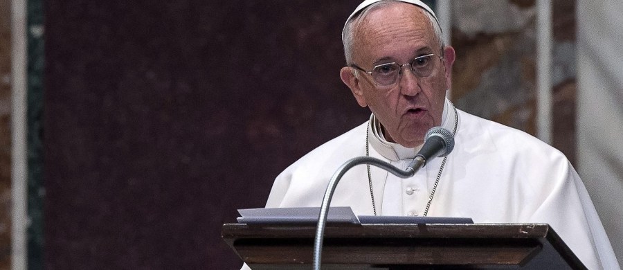 Papież Franciszek powiedział w sobotę lekarzom pracującym w Afryce, że niosą oni pomoc tam, gdzie neguje się prawo do zdrowia. Pozostaje ono - jak dodał - przywilejem nielicznych.