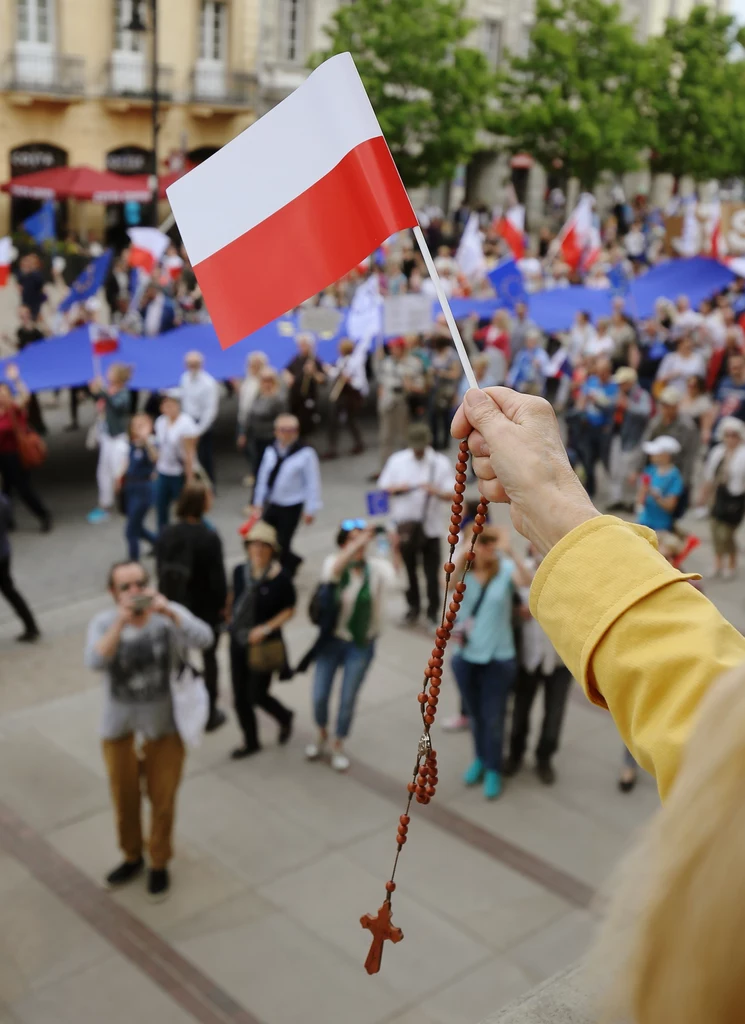 Uczestnicy dwóch manifestacji na Krakowskim Przedmieściu