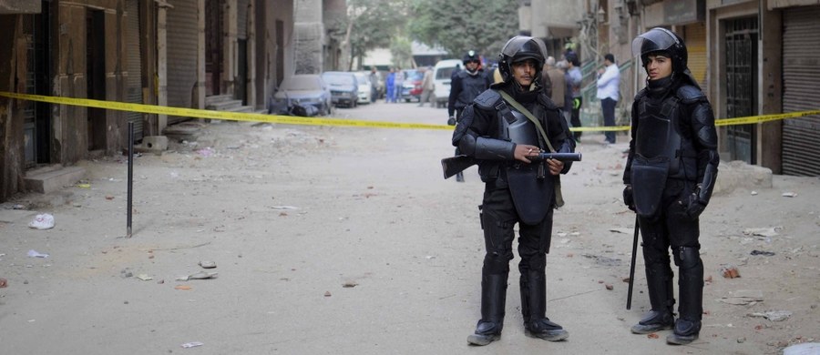 Niezidentyfikowani napastnicy zastrzelili ośmiu policjantów podczas ataku na samochód policyjny w miejscowości Helwan, na południe od Kairu. Informację przekazało egipskie ministerstwo spraw wewnętrznych.