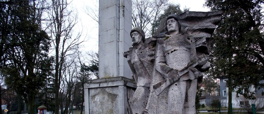 "Jesteśmy przeciwni przenoszenia jakichkolwiek pomników czerwonoarmistów" - mówi w rozmowie z RMF FM Jerzy Tyc ze Stowarzyszenia Kursk, które opiekuje się radzieckimi cmentarzami w Polsce i tak zwanymi pomnikami wdzięczności. 