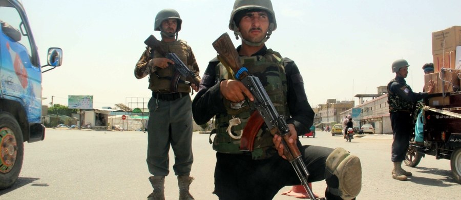 Dwaj rumuńscy żołnierze sił NATO zostali zastrzeleni przed mężczyzn ubranych w mundury afgańskich sił zbrojnych w prowincji Kandahar na południu Afganistanu - poinformowało ministerstwo obrony Rumunii. Sprawcy ataku zginęli.