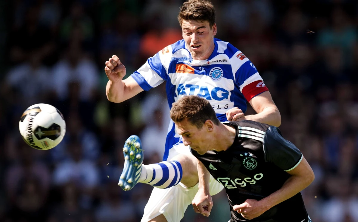 Kibice Ajaxu Amstardam w szoku! Ich ulubieńcy byli o krok od zdobycia tytułu piłkarskich mistrzów Holandii. Niestety zespól Arkadiusza Milika sensacyjnie zremisował w niedzielę 1:1 z przedostatnim w tabeli Graafschap i mistrzami zostali zawodnicy PSV Eindhoven.