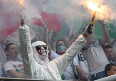 Przepychanki policji z kibicami przed meczem Legia Warszawa-Piast Gliwice