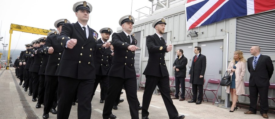 Wykształcony w prestiżowej akademii marynarki wojskowej w Wielkiej Brytanii 28-latek dołączył do szeregów Państwa Islamskiego. Eksperci ostrzegają, że zagraża to bezpieczeństwu państwa. „Ktoś z jego wiedzą otwiera nowe pole dla terroryzmu” – mówi były oficer brytyjskiej marynarki Alan West.