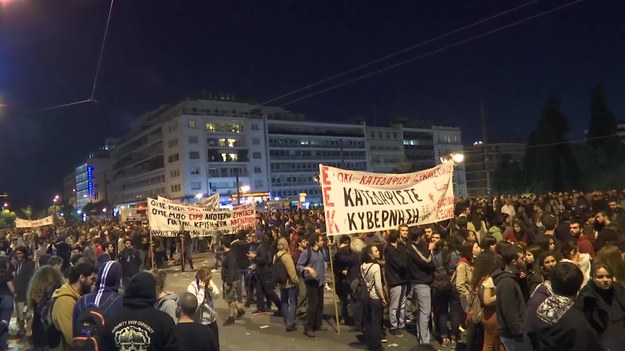 Setki demonstrantów zgromadziło się w niedzielę przed parlamentem w Atenach, gdzie debatowano nad kolejnym kontrowersyjnym pakietem oszczędnościowym.


Protest zorganizował największy związek zawodowy Grecji, a większość z tych, którzy w nim uczestniczyli to sympatycy partii komunistycznej.


Jeden z demonstrantów powiedział, że rząd zostanie obalony, jeżeli ustawa zostanie uchwalona, a inny nazwał pakiet oszczędnościowy "ludobójstwem", które znacznie zaszkodzi narodowi greckiemu.


Także w innych miastach dochodziło do protestów i starć z policją. Demonstranci podpalali kosze na śmieci.


Mimo protestów grecki parlament przyjął w niedzielę wieczorem, stosunkiem głosów 153-143, nowy pakiet oszczędnościowy, którego realizacja jest warunkiem otrzymywania przez zadłużoną Grecję dalszej pomocy od międzynarodowych wierzycieli.


Pakiet przewiduje ograniczenie wydatków emerytalnych oraz podwyższenie podatków od prądu, wody i innych świadczeń. W przyszłym tygodniu deputowani mają także zadecydować o wzroście podatków pośrednich.