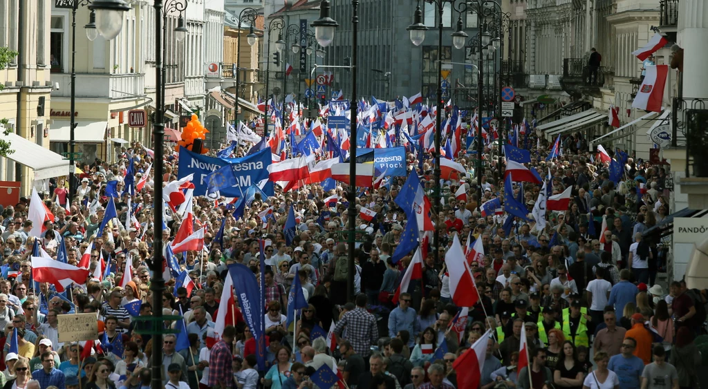  Uczestnicy marszu na Nowym Świecie. Marsz "Jesteśmy i będziemy w Europie"