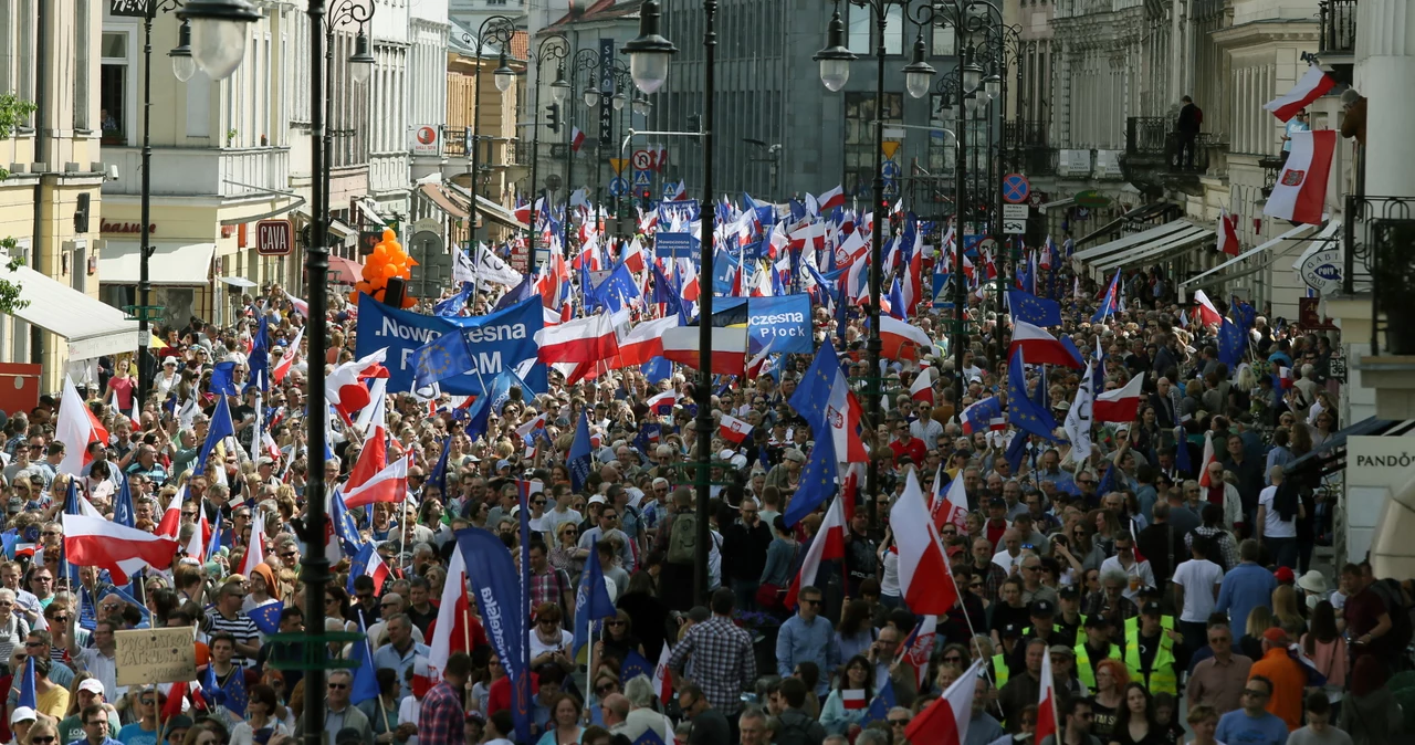 Uczestnicy marszu na Nowym Świecie. Marsz "Jesteśmy i będziemy w Europie"