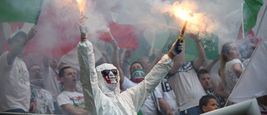 "Przy Łazienkowskiej nie ma miejsca dla tego typu treści" - w ten sposób w oświadczeniu Legia Warszawa reaguje na skandaliczny transparent pod adresem opozycji i dziennikarzy, który wywiesili na stadionie kibice "Wojskowych" podczas wczorajszego meczu z Piastem. Wiadomo już, że konsekwencje w tej sprawie wyciągnie Ekstraklasa.