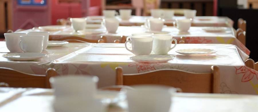 Chiński uniwersytet w mieście Wuhu oferuje studentom 50-procentową zniżkę w swojej stołówce, jeśli... wykażą się uprzejmością wobec personelu. Chodzi o zachowania zupełnie elementarne: jak powitanie czy podziękowanie.